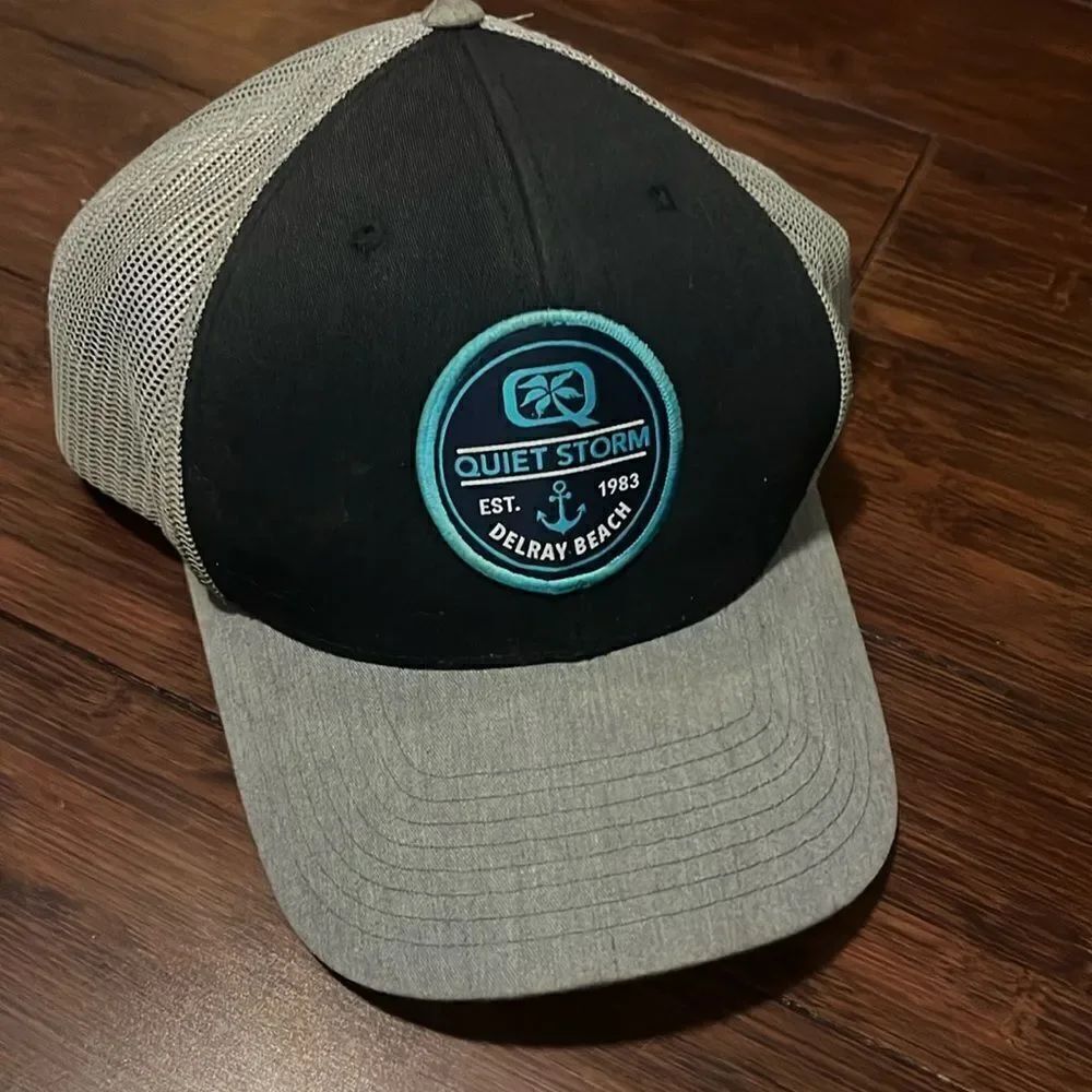 LIKE NEW - Mens Quiet Storm Hat - Snap Back - Black & Gray
